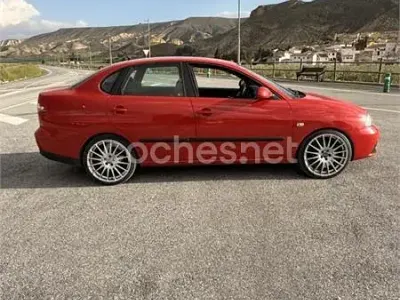 Usado Seat Cordoba Sport 100 CV (73 kW) 2004 Rojo Berlina