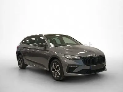 Usado Skoda Scala 115 CV (84 kW) 2024 Gris / plata Utilitario