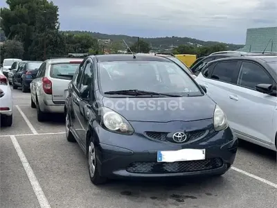 Usado Toyota Aygo 68 CV (50 kW) 2007 Gris / plata Utilitario