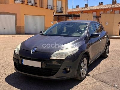 Usado Renault Mégane Dynamique 130 CV (95 kW) 2011 Gris / plata Berlina