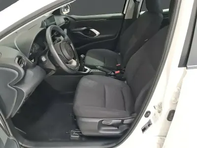 Używany Toyota Yaris Edition 125 KM (91 kW) 2024 Biały Sedan/Limuzyna
