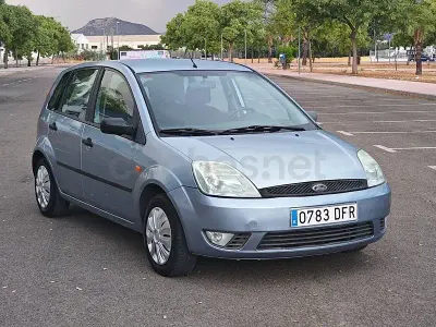 Usado Ford Fiesta Trend 80 CV (58 kW) 2005 Azul Utilitario