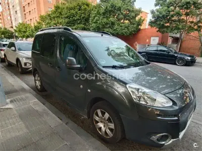 Usado Peugeot Partner Tepee Outdoor 92 CV (67 kW) 2015 Gris / plata Monovolumen