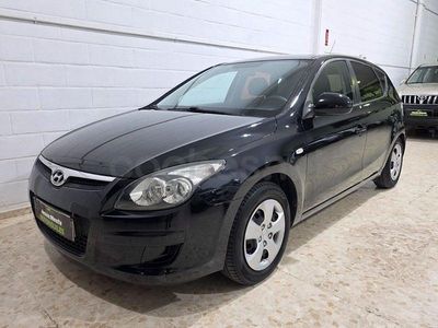 Usado Hyundai i30 Comfort 90 CV (66 kW) 2010 Negro Berlina