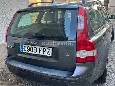 Usado Volvo V50 Momentum 180 CV (132 kW) 2007 Amarillo Familiar
