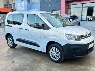 Usado Citroën Berlingo Live 102 CV (75 kW) 2022 Blanco Monovolumen