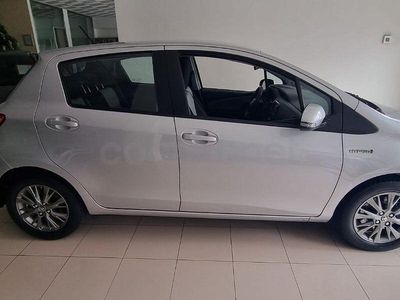 Usado Toyota Yaris Hybrid 100 CV (73 kW) 2018 Gris / plata Berlina