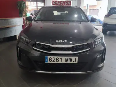 Usado Kia XCeed 100 CV (73 kW) 2024 Gris / plata SUV