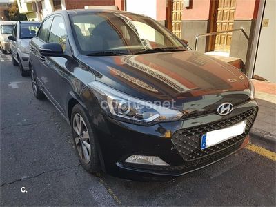 Usado Hyundai i20 84 CV (61 kW) 2016 Negro Berlina