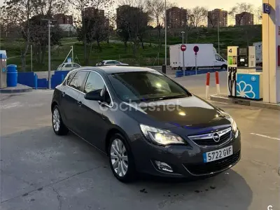 Usado Opel Astra Cosmo 115 CV (84 kW) 2010 Negro Berlina