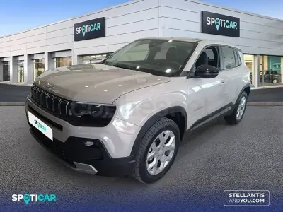 Usado Jeep Avenger Altitude 100 CV (73 kW) 2025 Gris / plata SUV