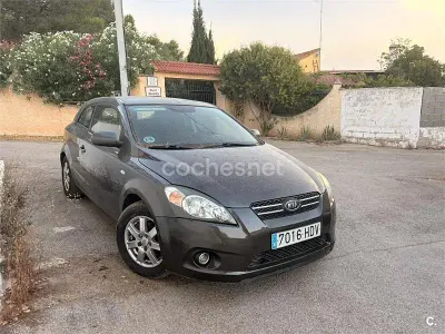 Usado Kia ProCeed 115 CV (84 kW) 2011 Gris / plata Utilitario