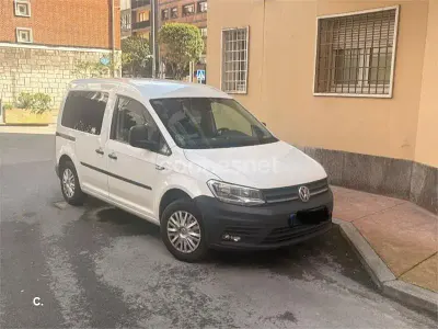 Usado VW Caddy Trendline 102 CV (75 kW) 2018 Blanco Monovolumen