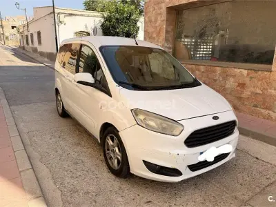 Usado Ford Tourneo Courier Trend 95 CV (69 kW) 2015 Blanco Monovolumen