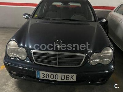 Usado Mercedes C220 Classic 143 CV (105 kW) 2003 Negro Familiar