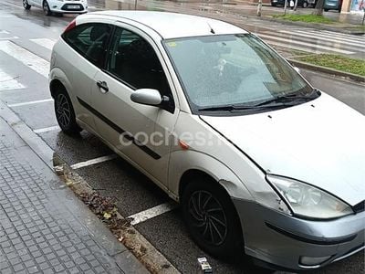 Usado Ford Focus Trend 90 CV (66 kW) 2004 Blanco Berlina