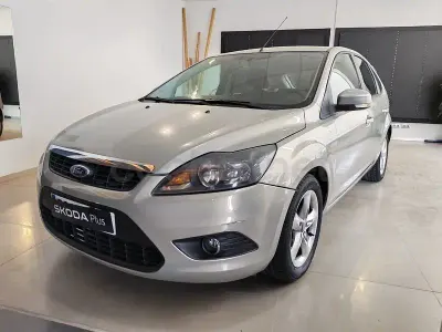 Usado Ford Focus Titanium 109 CV (80 kW) 2010 Gris / plata Berlina