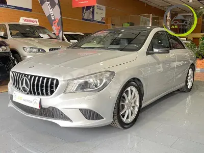 Usado Mercedes CLA200 136 CV (100 kW) 2015 Gris / plata Coupe