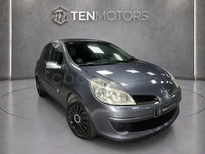 Usado Renault Clio II 60 CV (44 kW) 2006 Gris / plata Berlina