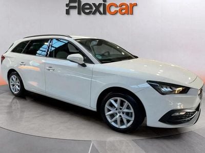 Usado Seat Leon Style 130 CV (95 kW) 2021 Blanco Familiar