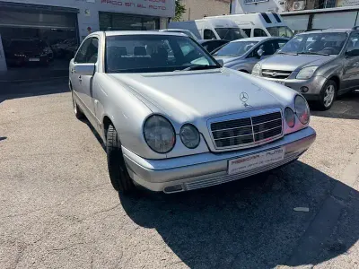 Usado Mercedes E300 Avantgarde 136 CV (100 kW) 1997 Gris / plata Berlina