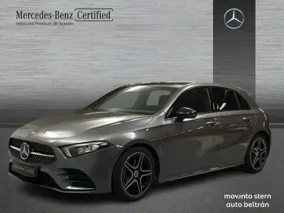 Usado Mercedes A180 AMG line 116 CV (85 kW) 2022 Gris Berlina