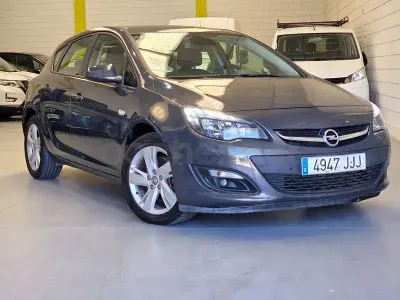 Usado Opel Astra Selective 165 CV (121 kW) 2015 Gris / plata Berlina
