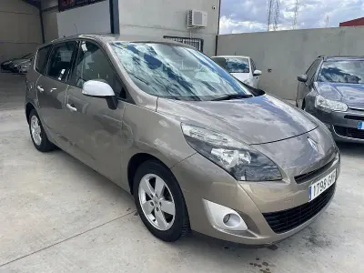 Usado Renault Grand Scénic II Dynamique 105 CV (77 kW) 2009 Beige Monovolumen