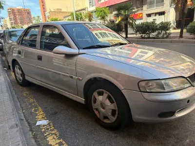 Usado Opel Vectra Comfort 100 CV (73 kW) 2001 Gris / plata Berlina