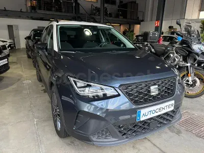 Usado Seat Arona Style 110 CV (80 kW) 2023 Gris / plata SUV