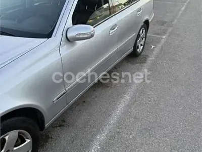 Usado Mercedes E270 Elegance 170 CV (125 kW) 2002 Gris / plata Familiar