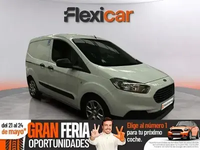Käytetty Ford Tourneo Courier Trend 100 HP (73 kW) 2020 Valkoinen Tila-auto