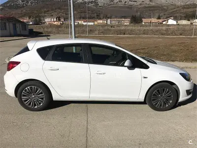 Usado Opel Astra Selective 130 CV (95 kW) 2014 Blanco Berlina