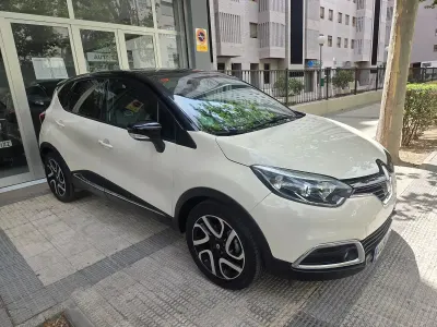 Usado Renault Captur Zen 120 CV (88 kW) 2014 Beige SUV