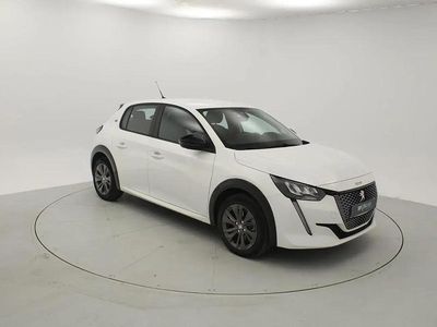 Begagnad Peugeot e-208 Active 100 kW (136 HK) 2023 Vit Halvkombi