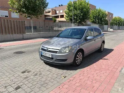 Usado Opel Astra Cosmo 100 CV (73 kW) 2005 Gris / plata Berlina