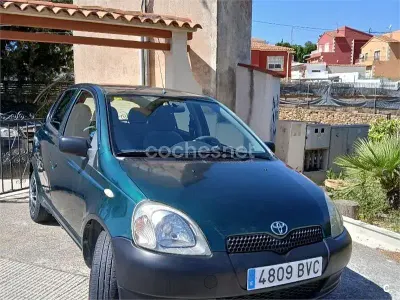 Usado Toyota Yaris Terra 68 CV (50 kW) 2002 Azul Berlina