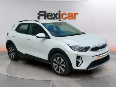 Usado Kia Stonic 84 HP (61 kW) 2023 Branco SUV