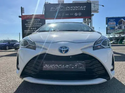 Usado Toyota Yaris Hybrid Active 100 CV (73 kW) 2021 Blanco Berlina