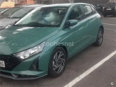 Usado Hyundai i20 100 CV (73 kW) 2025 Verde Utilitario