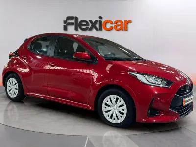 Usado Toyota Yaris Hybrid Active 116 CV (85 kW) 2023 Rojo Berlina