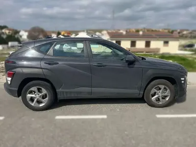 Usado Hyundai Kona Style 105 CV (77 kW) 2023 Gris SUV