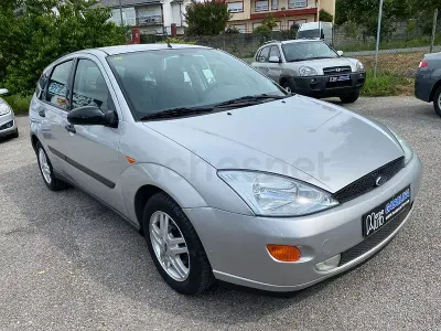 Usado Ford Focus Ambiente 100 CV (73 kW) 2000 Gris / plata Berlina