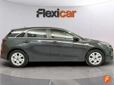 Begagnad Kia Ceed 100 HK (73 kW) 2023 Grå Halvkombi