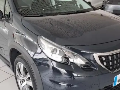 Usado Peugeot 2008 Allure 110 CV (80 kW) 2019 Gris hurricane SUV