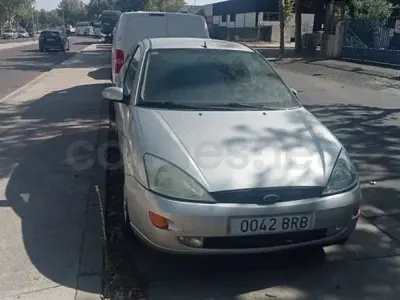 Usado Ford Focus Trend 115 CV (84 kW) 2001 Gris / plata Berlina