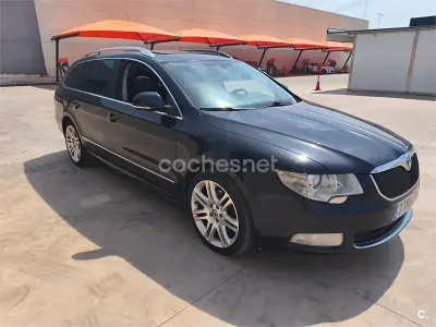 Usado Skoda Superb Elegance 140 CV (102 kW) 2013 Negro Familiar