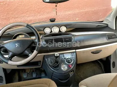 Usado Peugeot 807 109 CV (80 kW) 2006 Beige Monovolumen
