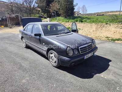 Usado Mercedes E220 Elegance 95 CV (69 kW) 1996 Negro Berlina