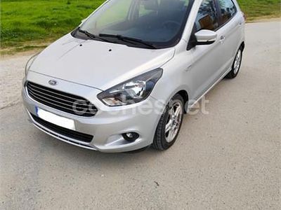 Usado Ford Ka Plus Ultimate 85 CV (62 kW) 2018 Gris / plata Utilitario